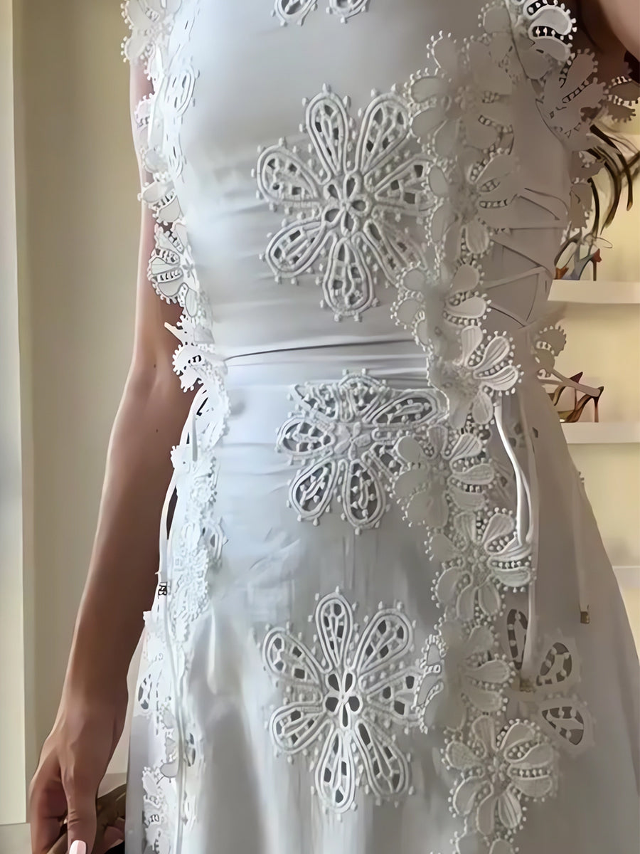 Éliora – Langes Kleid mit gebundenen Trägern und floralen Spitzenmuster
