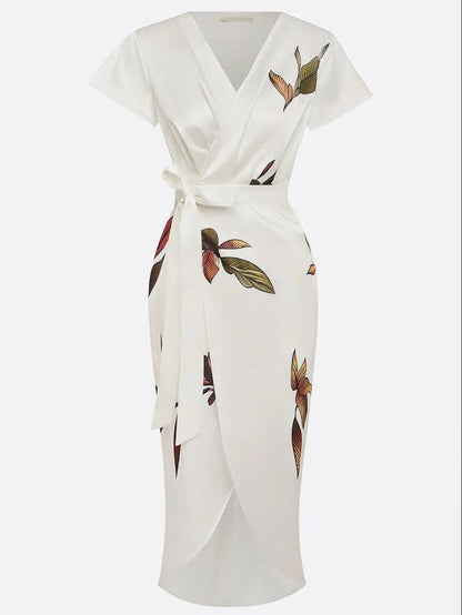 Midi-Kleid aus Satin mit kurzen Ärmeln und weißem Blättermotiv