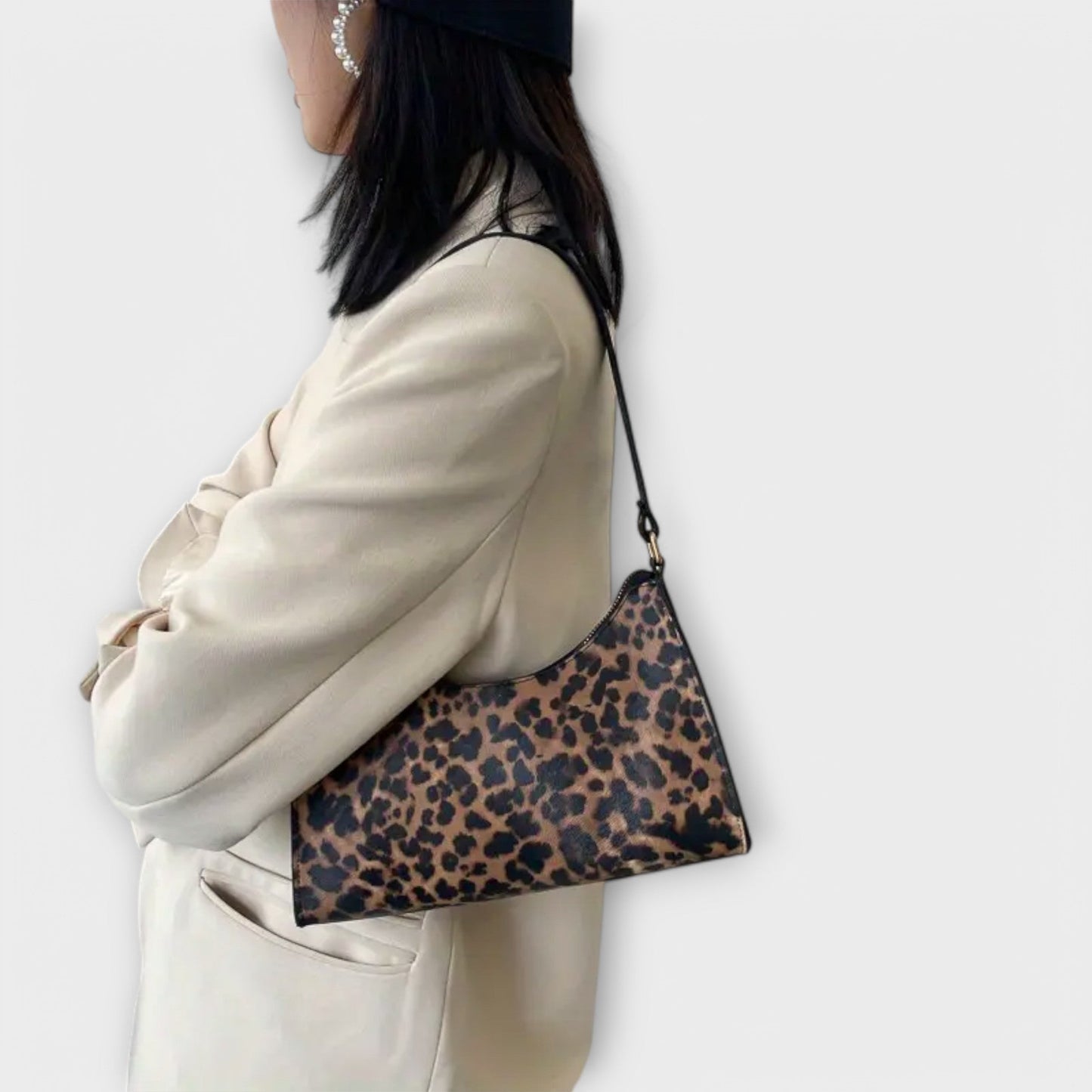 Nora. - Schultertasche im französischen Stil mit Leopardenmuster