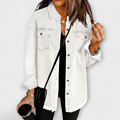 Sable – Locker geschnittenes Jeanshemd mit ausgefranstem Saum