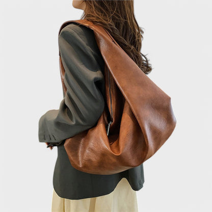 Nora. - Geräumige Dreieck Hobo Tasche