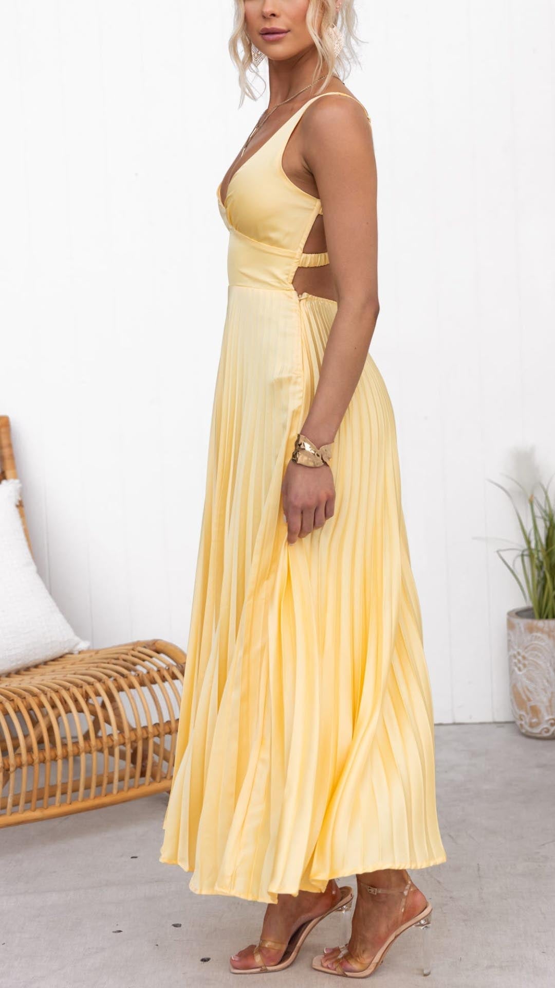 Eline | Elegantes langes Kleid mit V-Ausschnitt und plissierter Rock