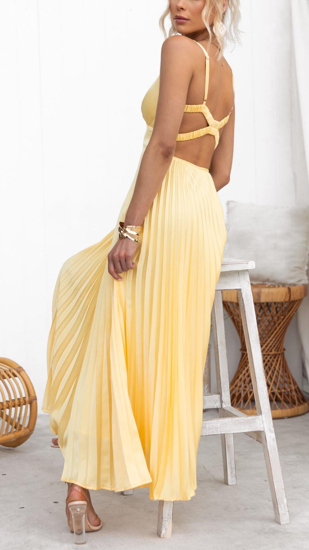 Eline | Elegantes langes Kleid mit V-Ausschnitt und plissierter Rock